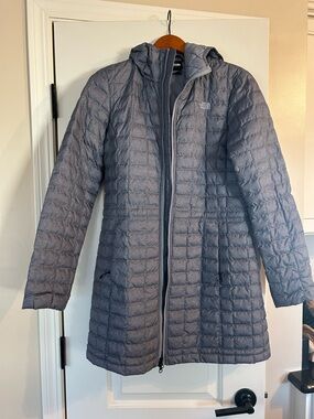 The North Face Women's Light Gray Quilted Hooded Puffer Coat